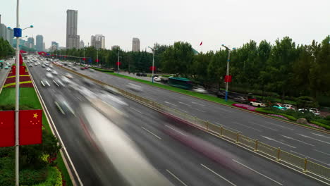 Lapso-De-Tiempo,-Atascos-De-Tráfico-Y-Congestión-Durante-El-Día,-Hora-Punta-En-La-Autopista-En-La-Ciudad-Moderna