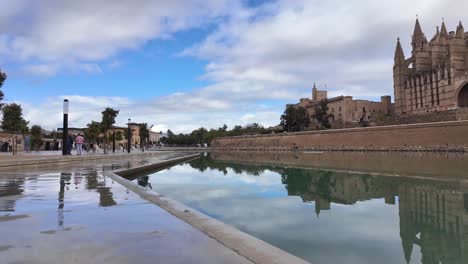 Catedral-De-Plama-De-Mallorca-Con-Arquitectura-Gauida-Reflejándose-En-El-Agua-Después-De-Una-Ducha