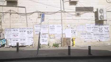 Carteles-Judíos-En-Las-Calles-De-Jerusalén.-Plano-Amplio.