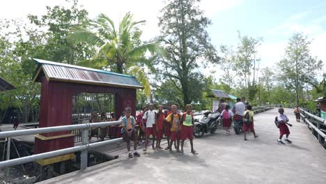 Los-Niños-Indonesios-Terminando-La-Escuela-Saliendo-De-La-Puerta-Papua-Indonesia