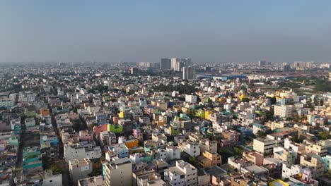 Eine-Bezaubernde-Luftaufnahme-Der-Stadtlandschaft-Von-Chennai,-Mit-Wolken,-Die-Träge-über-Die-Architektonischen-Wunder-Und-Belebten-Straßen-Darunter-Ziehen