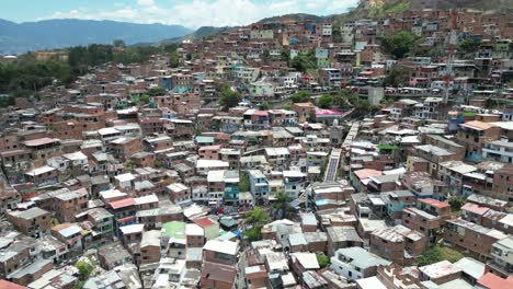 Comuna-13-In-Medellin,-Kolumbien-Im-Sommer,-Morgens-Luftaufnahme