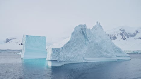 Grandes-Formaciones-De-Hielo-De-Iceberg-En-El-Mar,-Flotando-En-El-Agua-Del-Mar-Del-Océano-Antártico-En-Un-Hermoso-Paisaje-Invernal-De-La-Península-Antártica,-Naturaleza-Increíble-En-La-Costa-Costera-Escena-De-Enormes-Icebergs-Enormes