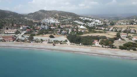 Bahía-Chrysochous-Y-Playa-Pissouri-Con-Aguas-Cristalinas-Y-Nubes-Dispersas,-Vista-Aérea
