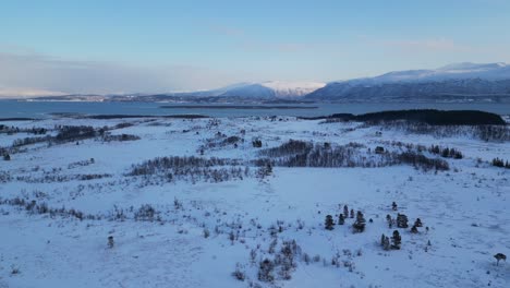 Drohnenaufnahme-Einer-Landschaft-Mit-Schnee-In-Tromsø,-Norwegen-Im-Winter-Am-Morgen