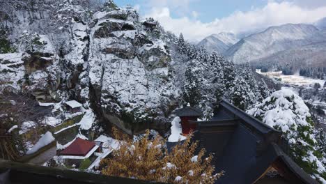 Templo-De-La-Montaña-Yamagata-Yamadera-Con-Vistas-Al-Valle-Nevado-En-Japón