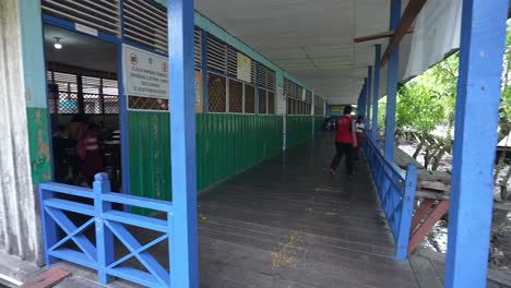 Escuela-De-Gimnasio-De-Aldea-Rural-Hecha-De-Madera-En-El-Sudeste-Asiático,-Indonesia,-Papua