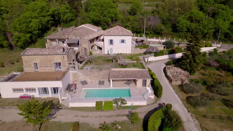 Malerische-Luftaufnahme-über-Anwesen-Mit-Swimmingpool-In-Der-Französischen-Landschaft