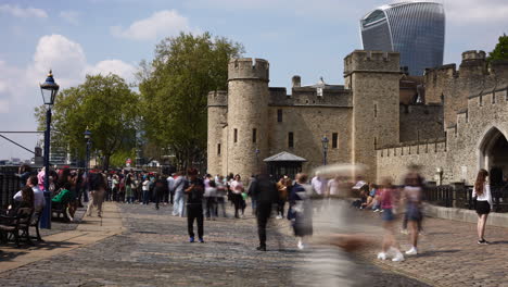 Zeitraffer-Von-Touristen-Vor-Dem-Ausgang-Des-Tower-Of-London