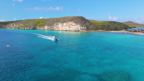 Drohne-Steigt-Auf,-Während-Tauchtourboot-über-Offene-Karibische-Ozeangewässer-In-Curaçao-Fährt