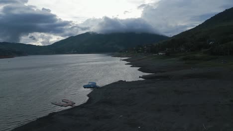 Luftaufnahme-Des-Calima-Sees-Bei-Sonnenuntergang-In-Bodennähe