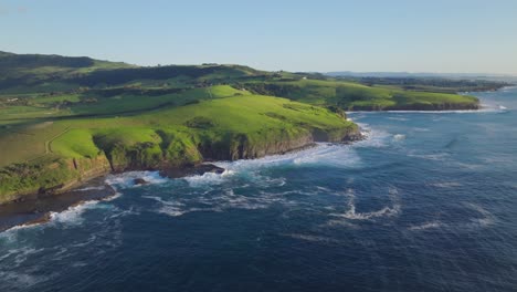 Drohnenaufnahme-Des-Küstenspaziergangs-In-Kiama,-New-South-Wales,-Australien-Am-Frühen-Morgen