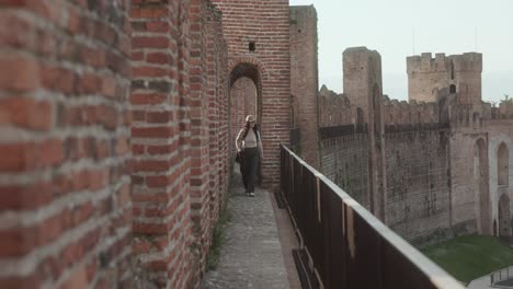 Porträt-Einer-Frau-Auf-Dem-Gehweg-An-Der-Wehrmauer-In-Cittadella,-Italien