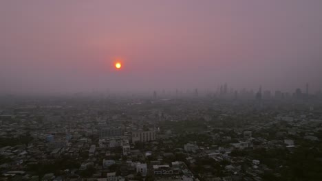 Luftaufnahme-Von-Oben-Auf-Den-Sonnenaufgang-Mit-Wunderschönem-Stadtbild-Der-Stadt-Bangkok-In-Thailand