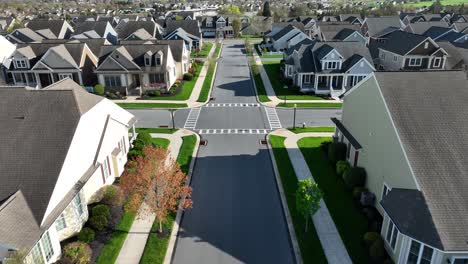 Vuelo-Con-Drones-Sobre-Una-Zona-Residencial-Americana-Con-Casas-De-Lujo-Y-Edificios-Nobles-En-Un-Barrio-De-Nueva-Construcción-En-Un-Suburbio