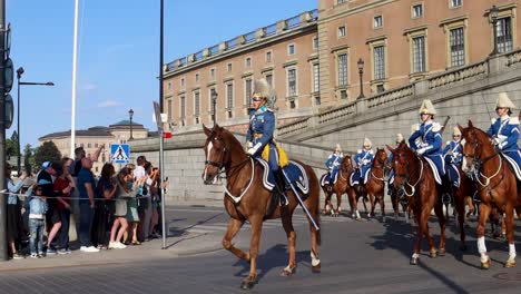 Parade-Der-Berittenen-Königlichen-Garde-Vor-Dem-Stockholmer-Schloss-Am-Schwedischen-Nationalfeiertag,-Zeitlupenaufnahme-Mit-Zuschauern