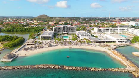 Strand-Des-Hotels-In-Curacao-In-Der-Nähe-Des-Kreuzfahrtschiffhafens,-Luftaufnahme