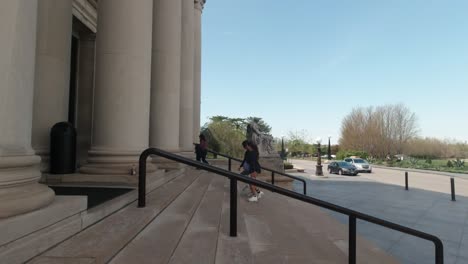 Tourists-Entering-Saint-Louis-Art-Museum-Entrance,-Wide-Angle-Panning-Down