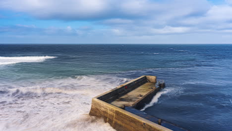 Lapso-De-Tiempo-De-Un-Muelle-De-Bloques-De-Concreto-Visto-Desde-El-Suelo-En-Un-Día-Soleado-Y-Nublado-Ubicado-En-El-Condado-De-Easkey-En-Sligo-A-Lo-Largo-Del-Camino-Atlántico-Salvaje-En-Irlanda