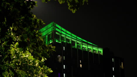 Luces-Cambiantes-De-Un-Edificio-De-Condominios-Ubicado-En-El-Centro-De-Negocios-De-Uno-De-Los-Países-Del-Sudeste-Asiático.