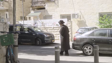 Hasidic-Jewish-man-walking-in-Jerusalem,-Israel