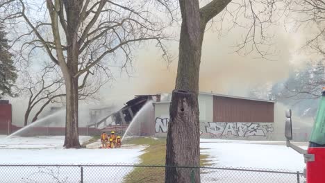 Feuerwehrleute-Löschen-Verlassenes-Schulgebäude-Und-Kindergarten