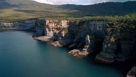 Vista-De-Drones-De-Paralaje-Del-Parque-Nacional-De-Tasmania-En-Tasmania