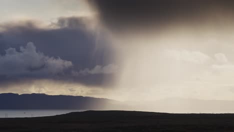 Regen-Fällt-Aus-Den-Dunklen,-Stürmischen-Wolken,-Die-Von-Der-Sonne-Im-Gegenlicht-Beleuchtet-Werden