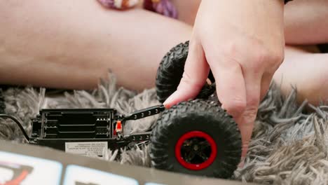 Madre-E-Hijo-En-La-Mañana-De-Navidad-Construyendo-Un-Nuevo-Coche-De-Juguete.