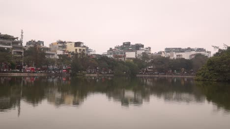 Reflejo-Del-Horizonte-En-El-Lago-Hoan-Kiem-En-Hanoi,-La-Capital-De-Vietnam-En-El-Sudeste-Asiático