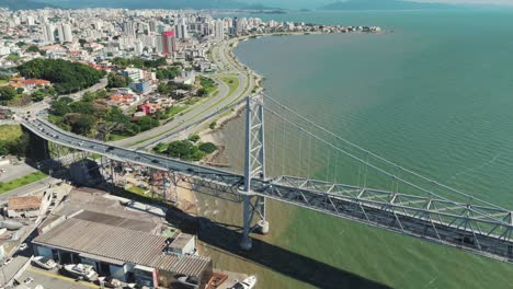 Die-Vogelperspektive-Zeigt-Die-Berühmte-Hercilio-Luz-Brücke-Und-Bietet-Einen-Blick-Auf-Die-Gebäude-Auf-Dem-Festland-Von-Florianopolis,-Brasilien