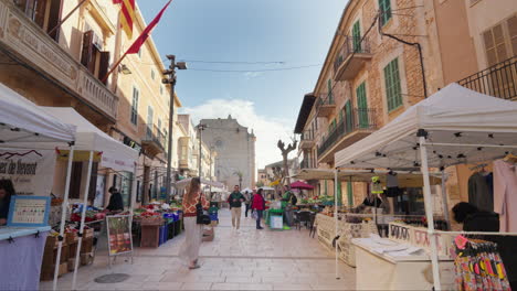 Sunny-market-street-in-Santanyi,-Mallorca-with-local-vendors