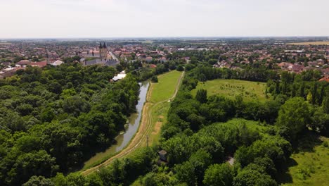 Vista-Aérea-De-La-Pequeña-Ciudad-Junto-Al-Río,-Kalocsa,-Hungría