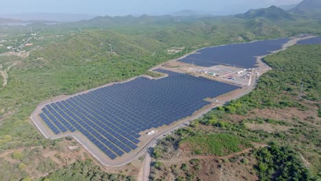 Drohnen-Bauen-Große-Photovoltaikanlage-Auf-Dem-Land-In-Der-Dominikanischen-Republik