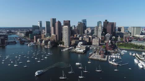 Luftaufnahme-Der-Wolkenkratzer-Von-Boston-Harbor-City-Mit-Wunderschöner-Moderner-Stadt-Mit-Meer-Von-Einer-Drohne-In-4K
