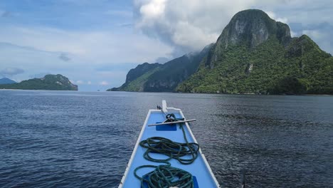 Barco-Navegando-En-Aguas-Azules-Del-Mar-Entre-Islas-Deshabitadas-En-El-Archipiélago-De-El-Nido,-Palawan,-Filipinas