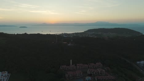 Eine-Drohne-Hebt-Vom-Praia-Brava-Ab-Und-Gibt-Den-Blick-Auf-Den-Atemberaubenden-Strand-Von-Ponta-Das-Canas-Auf-Der-Anderen-Seite-Frei