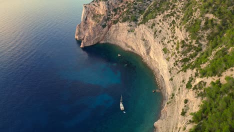 Ibiza-Segelboot-Am-Meer-Klippe-Sonnt-Sich-Im-Warmen-Schein-Des-Sonnenuntergangs