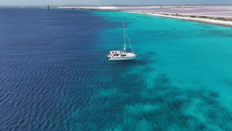 Segelboot-Segeln-Am-Kradendijk-In-Bonaire,-Niederländische-Antillen