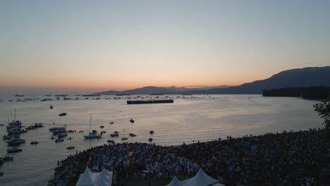 Un-Gran-Grupo-De-Personas-Se-Reunieron-En-La-Playa-De-Kitsilano-Para-El-Espectáculo-Del-Festival-De-Luces.