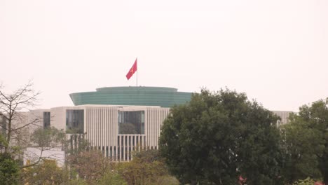 Bandera-En-La-Cima-De-Los-Edificios-Gubernamentales-En-Hanoi,-La-Capital-De-Vietnam-En-El-Sudeste-Asiático.