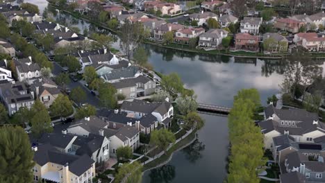 Waterfront-houses-in-Bridgeport-neighborhood-of-Valencia,-California---aerial-flyover