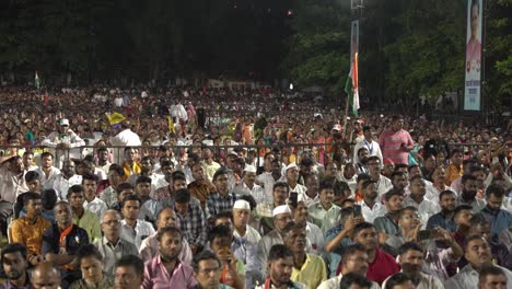 Große-Menschenmenge-Von-Indern,-Die-Am-Wahlkampf-Der-Lok-Sabha-Von-Uddhav-Thackeray-Und-Sharad-Pawar-Auf-Dem-College-Gelände-In-Warje-Teilnehmen