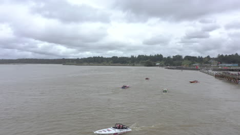 2024-Campeonato-Mundial-De-Carreras-Fluviales-De-Lanchas-Motoras-Uim-En-Bandon-Oregon,-Dron-Lento-Sobre-Barcos-Que-Esperan-En-El-Río-Coquille