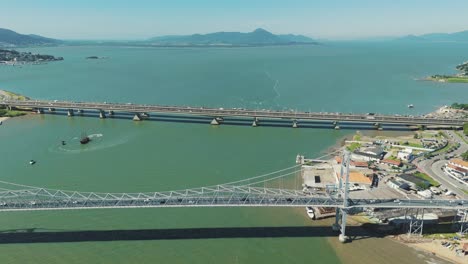 Una-Vista-De-Pájaro-Captura-El-Famoso-Puente-Hercilio-Luz-En-Florianópolis,-Que-Conecta-El-Continente-Con-La-Isla