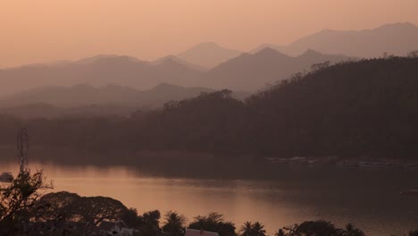 Resplandor-Anaranjado-Del-Atardecer-Sobre-Capas-De-Colinas-Y-El-Río-Mekong-En-Luang-Prabang,-Laos,-Viajando-Por-El-Sudeste-Asiático