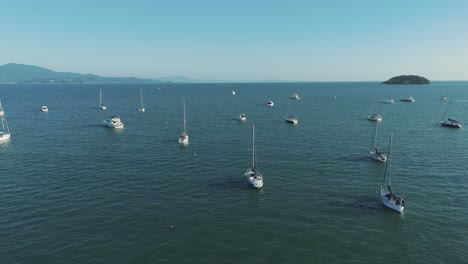 Miles-De-Barcos-Anclados-Frente-A-La-Famosa-Playa-Jurrere-Internacional.