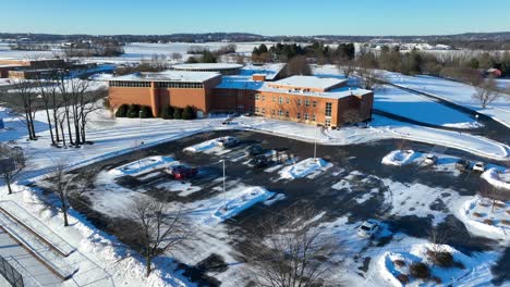 Amerikanische-Schule-Im-Winter-Mit-Schnee-Bedeckt