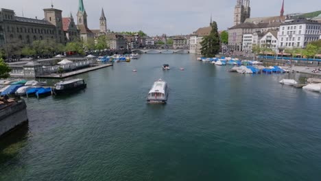 Langsam-Vorwärts-Fahrende-Drohne-Verfolgt-Ein-Binnenschiff-Auf-Dem-Weg-In-Die-Altstadt-Von-Zürich