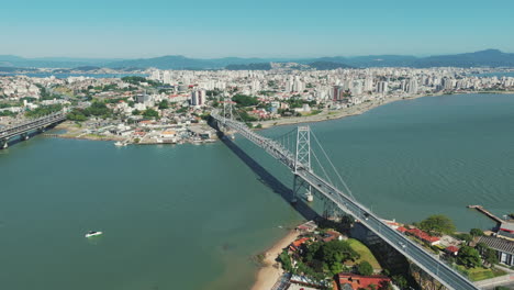 The-Hercilio-Luz-Bridge-and-the-city-of-Florianopolis-on-the-mainland-are-bathed-in-sunlight-on-a-sunny-day